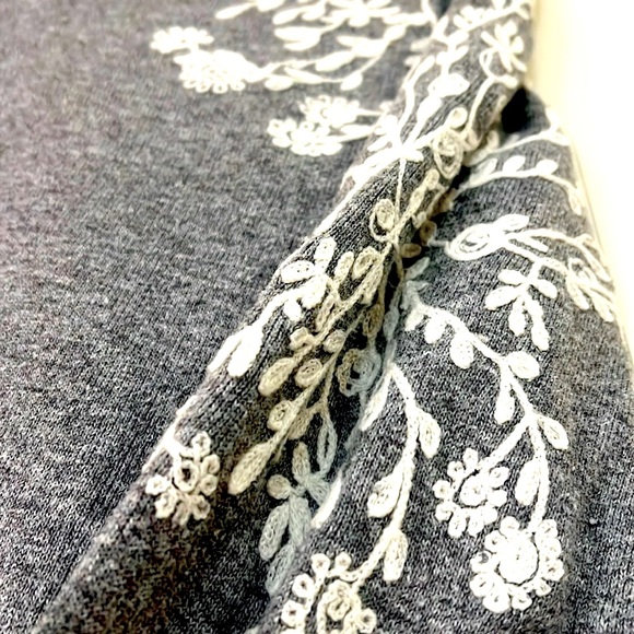 Grey custom made sweater with white floral embroidery- unique size L - Picture 2 of 2